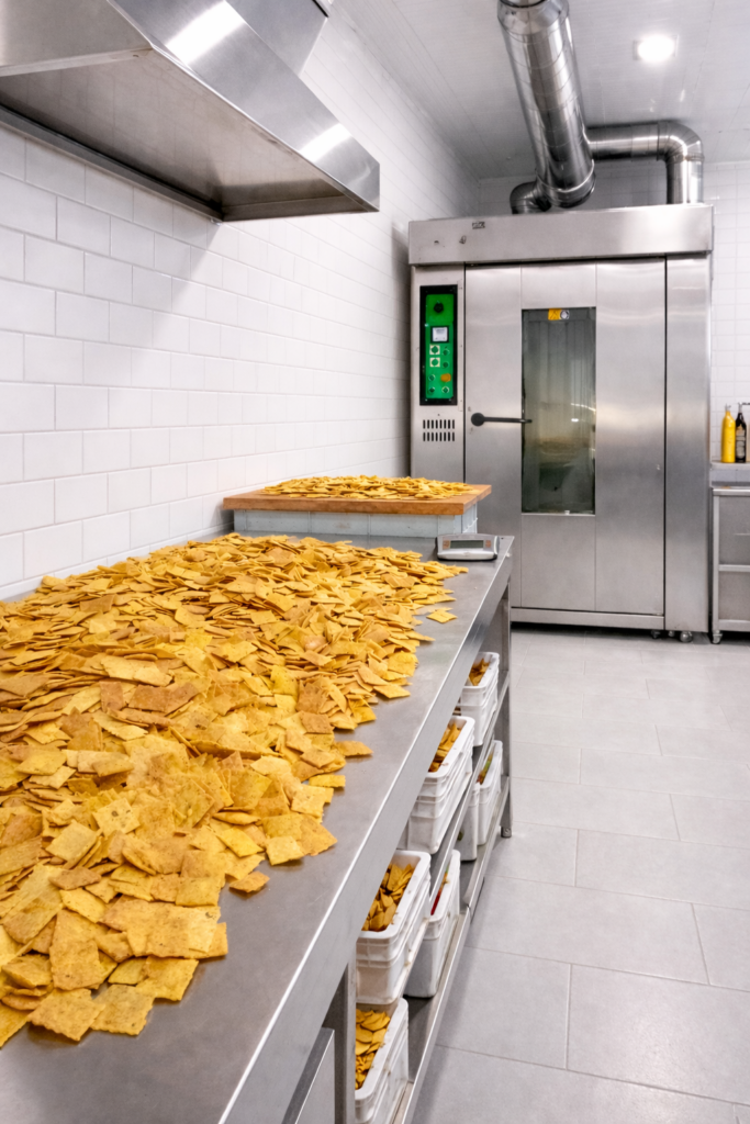 Produzione artigianale dei crackers nel laboratorio NutrirSì Roma